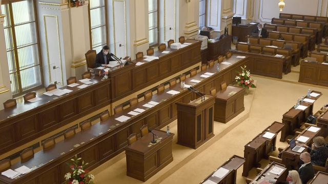 Ministři nechodí do Sněmovny už ani na pravidelné schůze